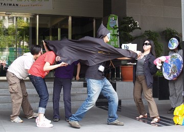 熱血青年學生演出的行動劇中，貪得無厭的無臉男，從牛、雞、豬到吞噬地球