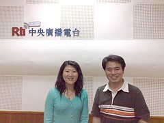紘睿與主持人 朱家綺合影